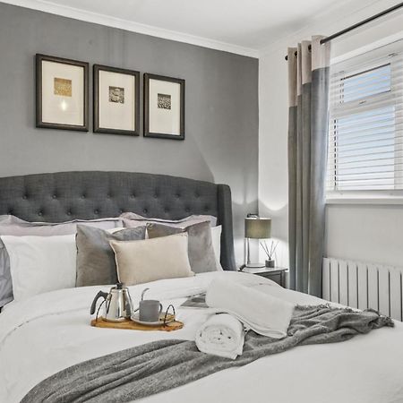 Stunning 2-Bedroom House With Free Parking & Wifi Chatham  Esterno foto