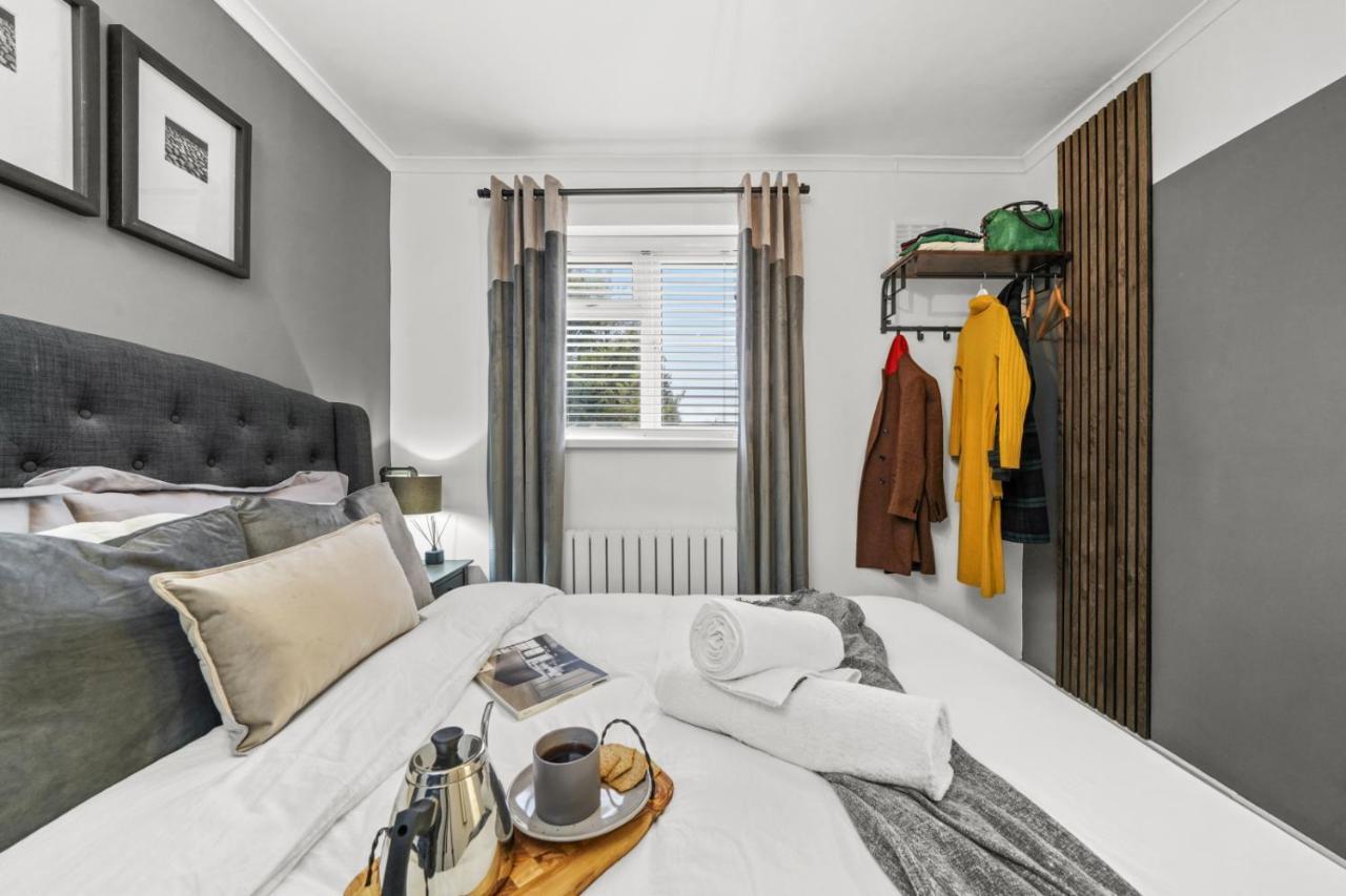 Stunning 2-Bedroom House With Free Parking & Wifi Chatham  Esterno foto