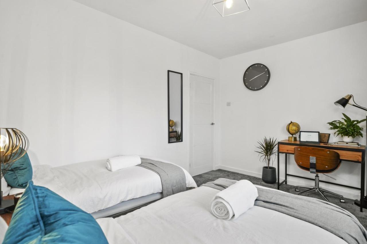 Stunning 2-Bedroom House With Free Parking & Wifi Chatham  Esterno foto