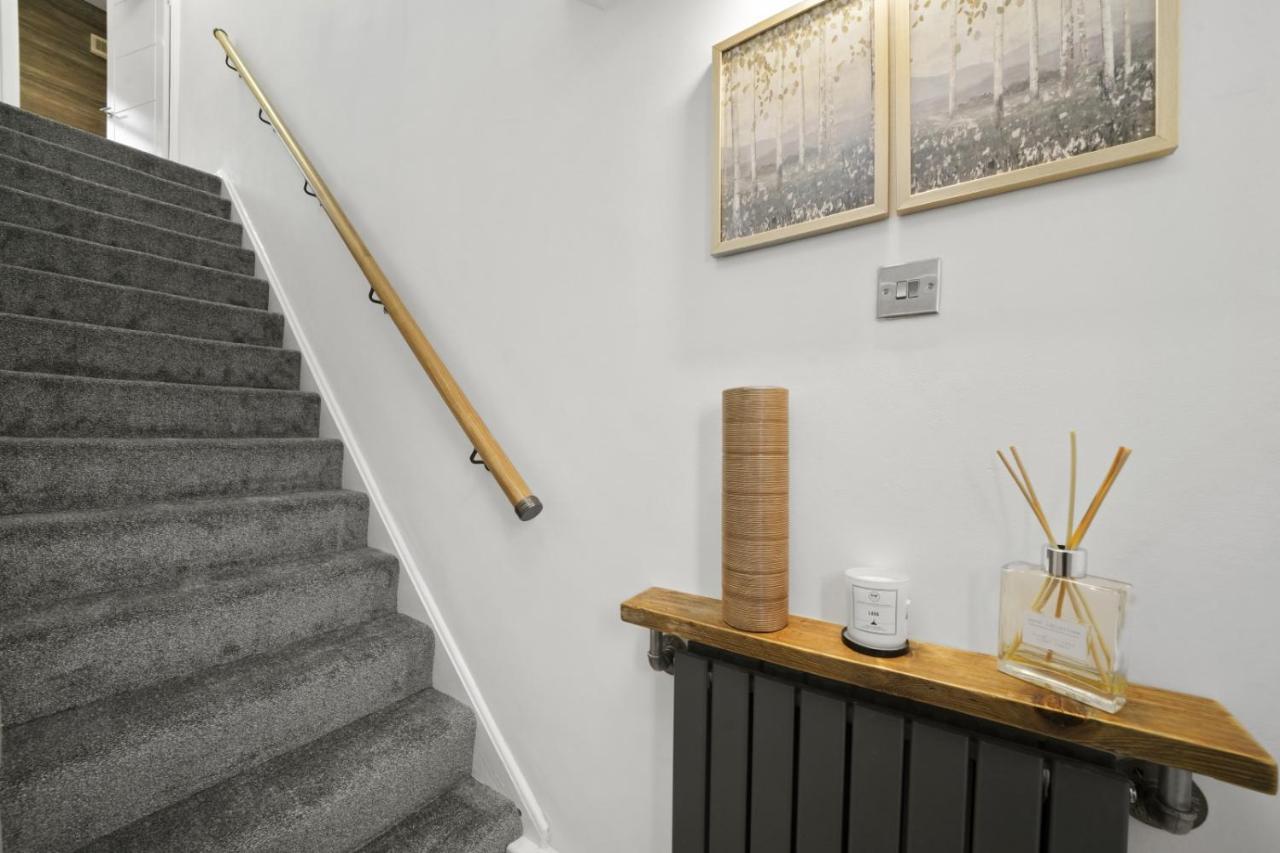 Stunning 2-Bedroom House With Free Parking & Wifi Chatham  Esterno foto