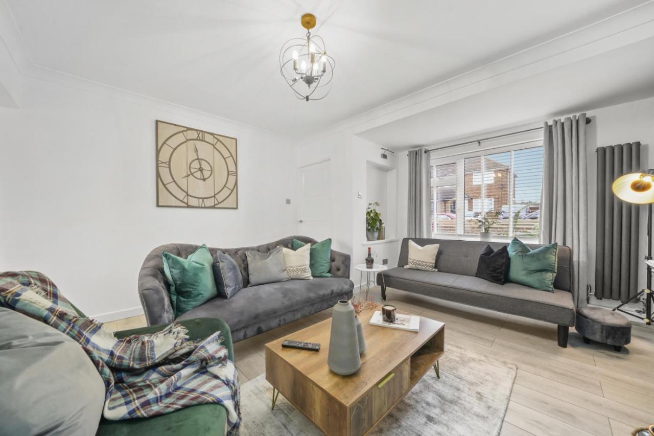 Stunning 2-Bedroom House With Free Parking & Wifi Chatham  Esterno foto