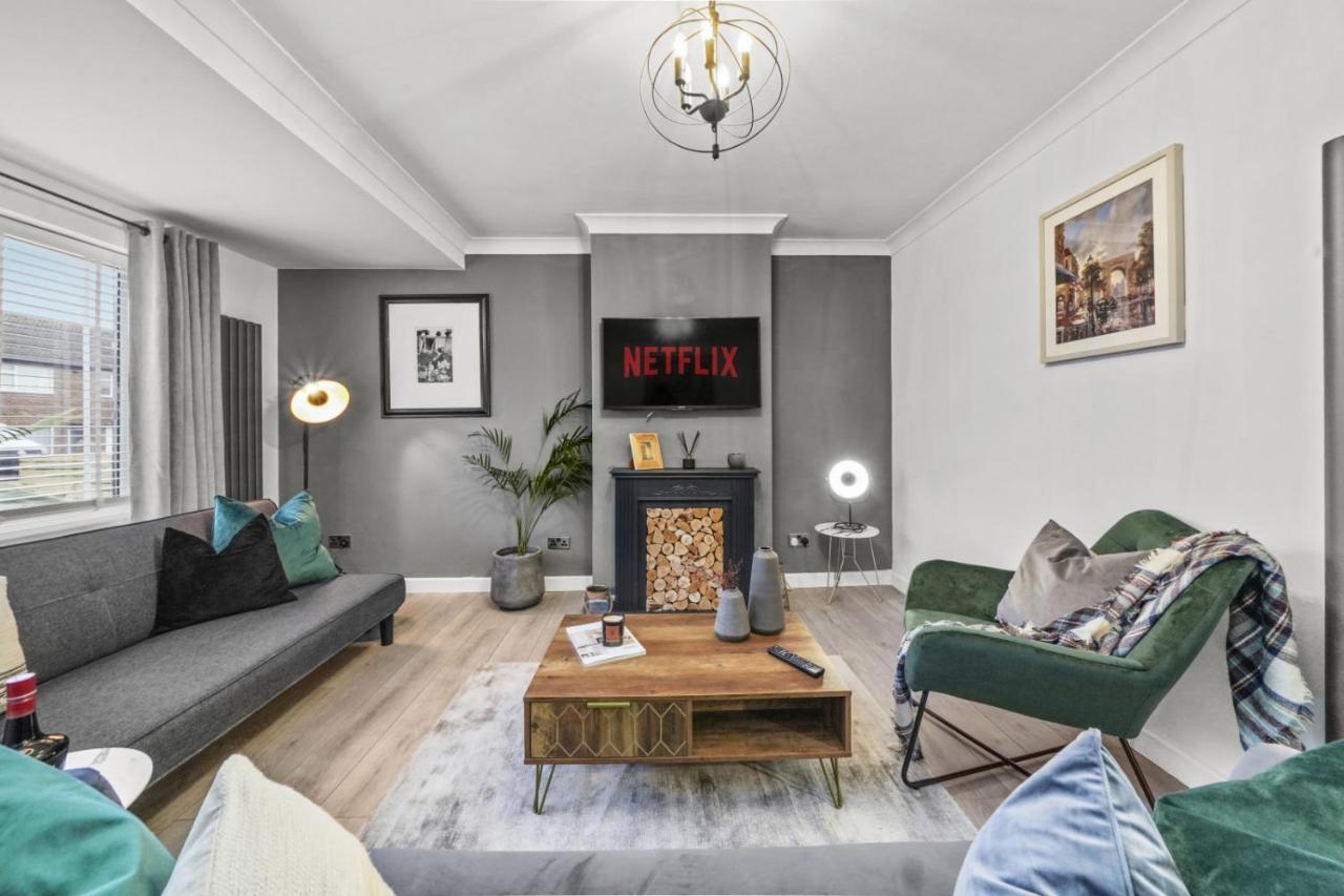 Stunning 2-Bedroom House With Free Parking & Wifi Chatham  Esterno foto