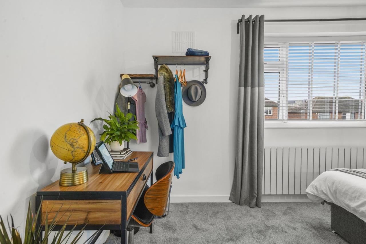 Stunning 2-Bedroom House With Free Parking & Wifi Chatham  Esterno foto