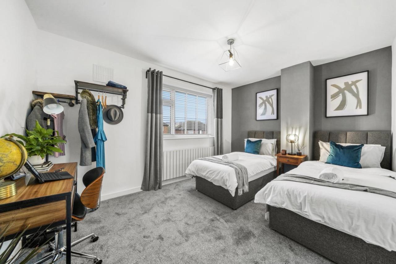 Stunning 2-Bedroom House With Free Parking & Wifi Chatham  Esterno foto