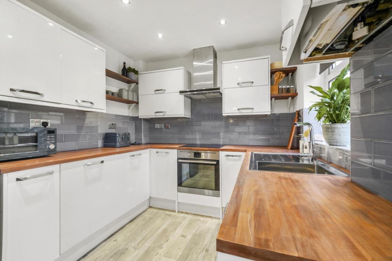 Stunning 2-Bedroom House With Free Parking & Wifi Chatham  Esterno foto