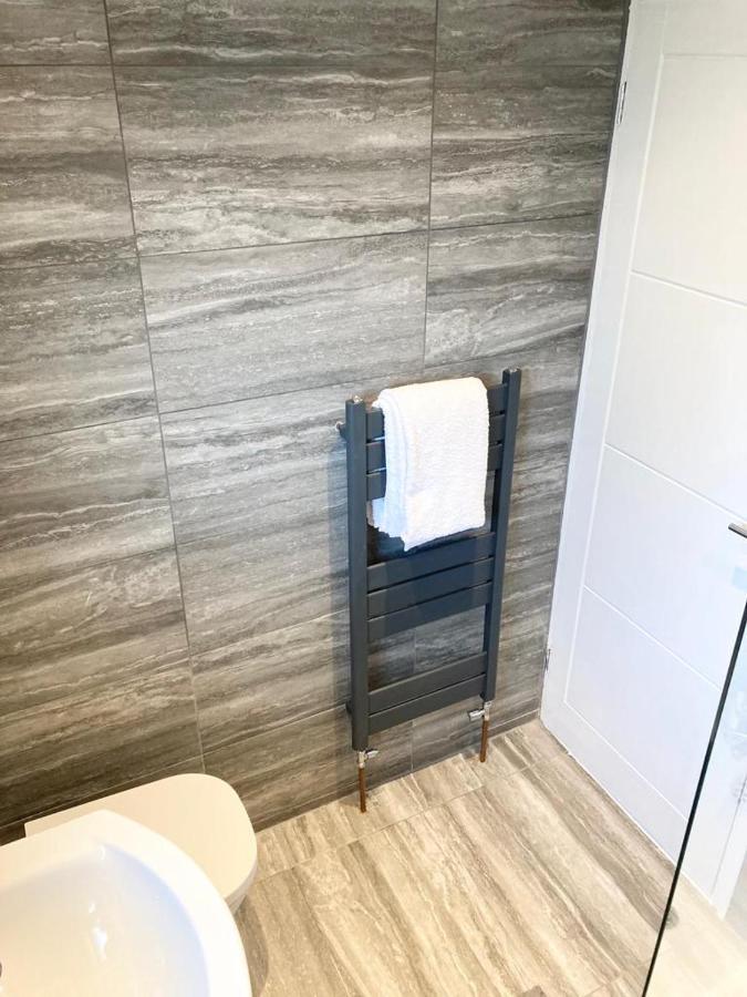 Stunning 2-Bedroom House With Free Parking & Wifi Chatham  Esterno foto
