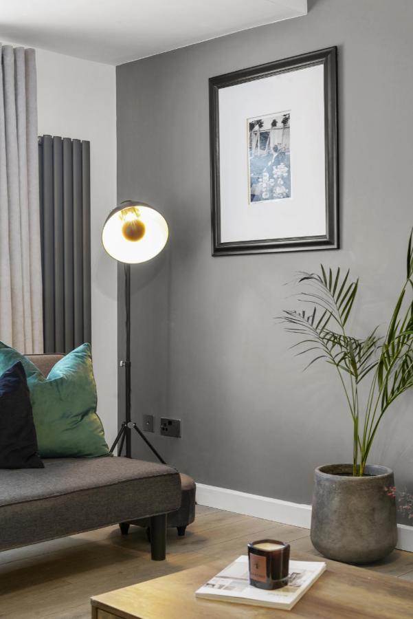 Stunning 2-Bedroom House With Free Parking & Wifi Chatham  Esterno foto