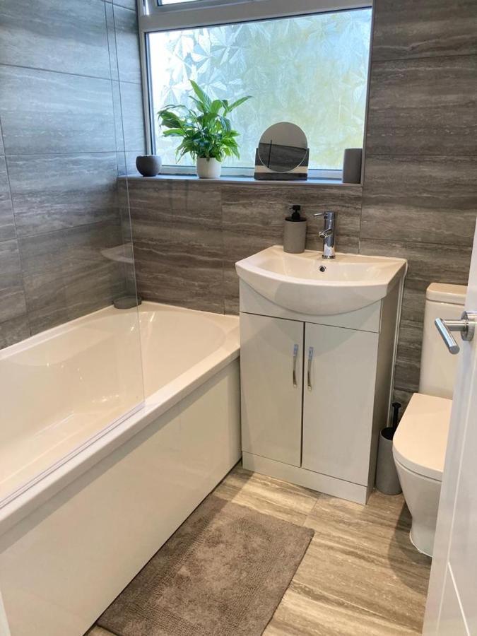 Stunning 2-Bedroom House With Free Parking & Wifi Chatham  Esterno foto