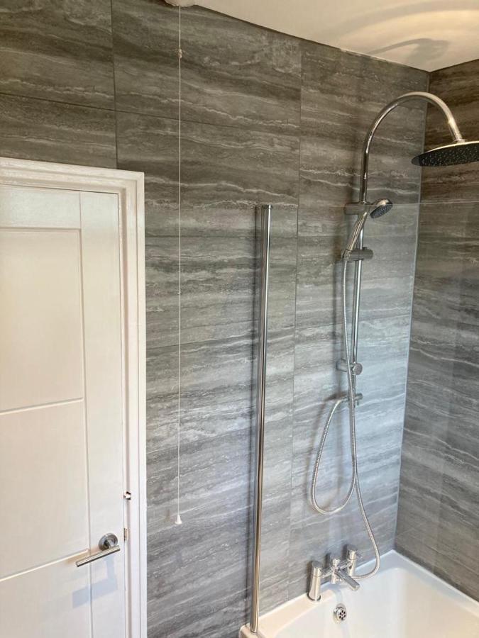 Stunning 2-Bedroom House With Free Parking & Wifi Chatham  Esterno foto